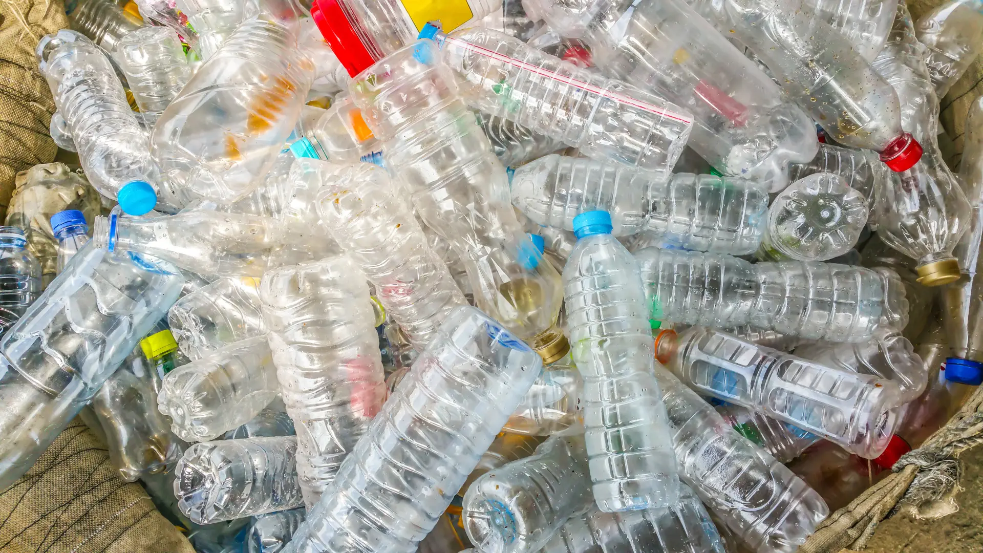 Montagna di bottiglie di plastica usate